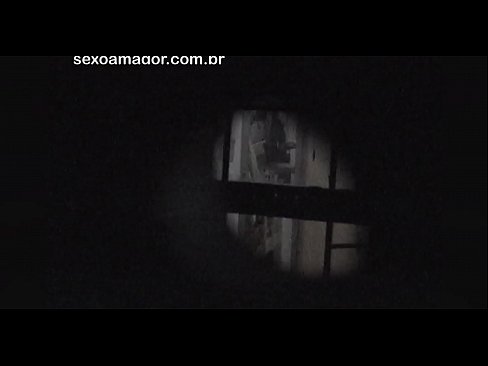 ❤️ Blondie filmohet fshehurazi nga një soditës i lagjes i fshehur pas tullave të zbrazëta ️ Porno tek ne ❌️