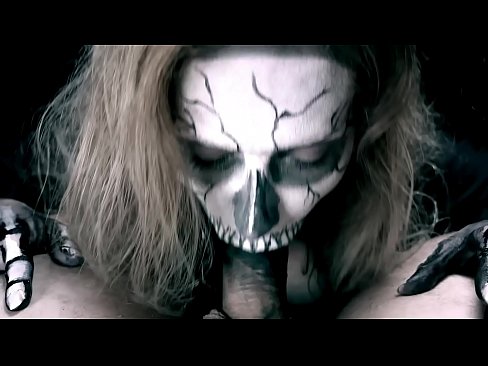 ❤️ Vajzë demonike që thith karin me gojën e saj të zezë dhe gëlltit sperma. ️ Porno tek ne ❌️