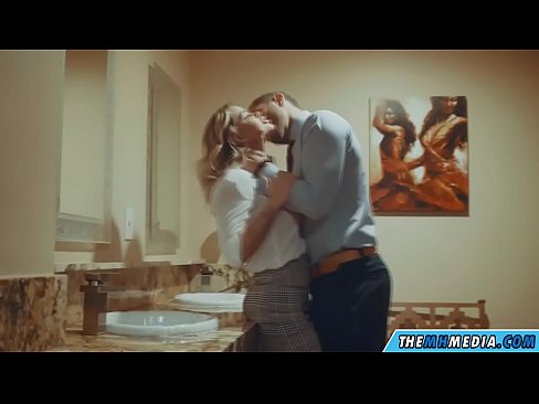 ❤️ Kur një bjonde me bukë ju josh në një banjë publike ️ Porno tek ne ❌️